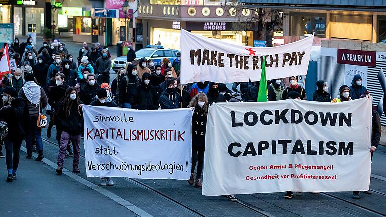 Rund 120 Menschen nahmen am Samstagnachmittag an einer Demonstration durch die Würzburger Innenstadt&nbsp;unter dem Motto 'Lockdown Capitalism' teil.&nbsp;