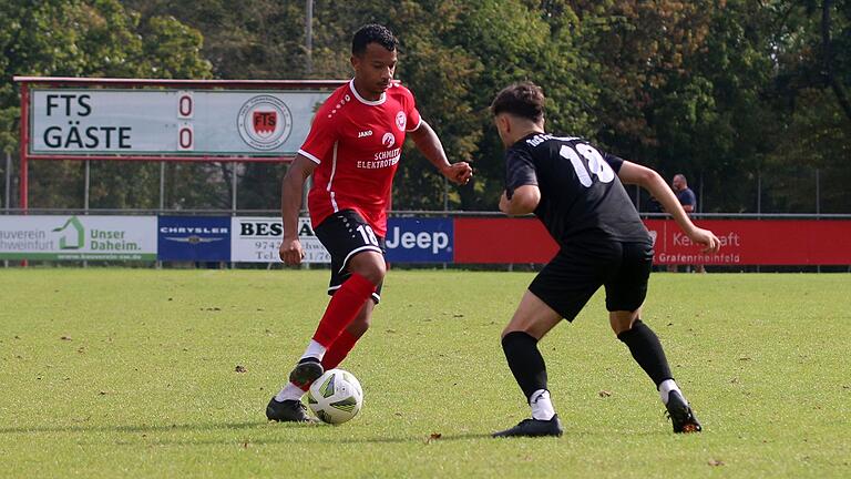 Letztlich ohne Ertrag: FTS-Stürmer Tyrell Walton (rotes Trikot) geht hier gegen Frammersbachs Marlon Dimitrov ins Dribbling.