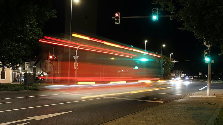 Wenn es Nacht wird auf der B8 in Kitzingen, entwickeln die Ampeln ein mysteriöses Eigenleben. Ein System ist kaum zu erkennen.