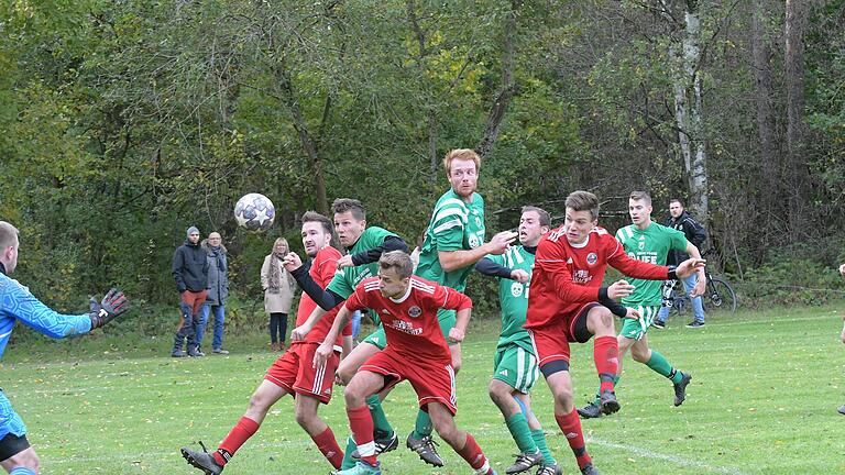 Der Untererthaler Christof Rüth (Mitte) steigt kurz vor Schluss gegen die SG Frankenbrunn am höchsten und köpft in der ersten Minuten der Nachspielzeit zum 1:1-Ausgleich ein.       -  Der Untererthaler Christof Rüth (Mitte) steigt kurz vor Schluss gegen die SG Frankenbrunn am höchsten und köpft in der ersten Minute der Nachspielzeit zum 1:1-Ausgleich ein.