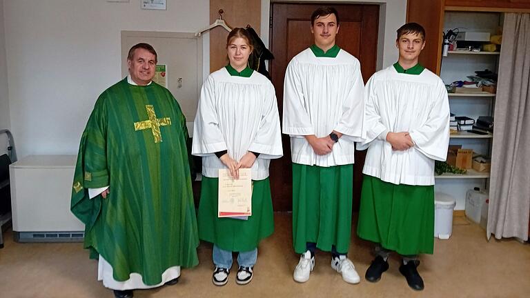 Auf dem Bild von links: Pfarrer Jürgen Schwarz, Hanna Keß, Benedikt und Felix Weisensee.