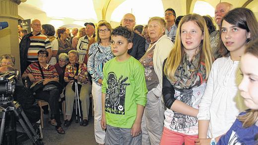 Alt und Jung in Spannung vereint: Gebannt schauen die Gäste in der Rathaushalle auf die Leinwand, auf der die Hochrechnung der OB-Stichwahl fortlaufend aktualisiert wird.