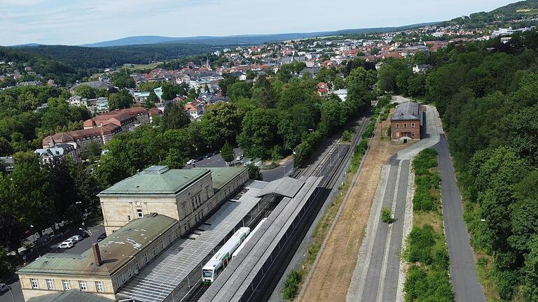 Der Verkauf des Bad Kissinger Bahnhofsgebäudes ist vorerst vom Tisch, rund 700 Bahnhofsgebäude will die Bahn in ihrem Besitz behalten.       -  Der Verkauf des Bad Kissinger Bahnhofsgebäudes ist vorerst vom Tisch, rund 700 Bahnhofsgebäude will die Bahn in ihrem Besitz behalten.