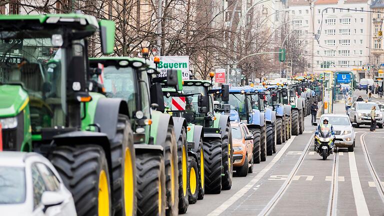 Bauernproteste - Berlin.jpeg - Landwirte fahren mit ihren Traktoren im Korso durch Berlin. Bauernproteste - Berlin.jpeg - Landwirte fahren mit ihren Traktoren im Korso durch Berlin.