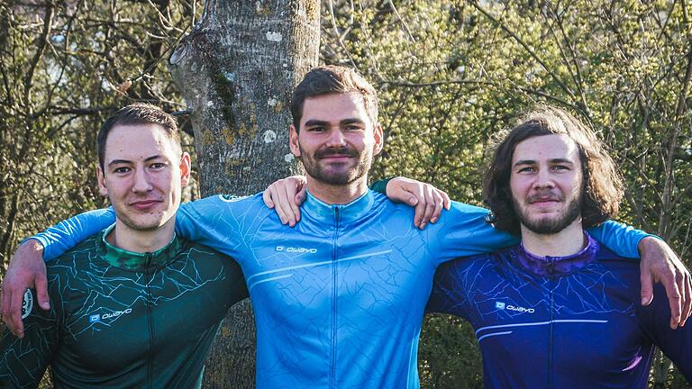 Die Freunde (von links) Leo Ruppert, Elias Lutter und Bastian Ziegler wollen gemeinsam mit ihrer Fahrradtour Spenden für den Regenwald in Peru sammeln.