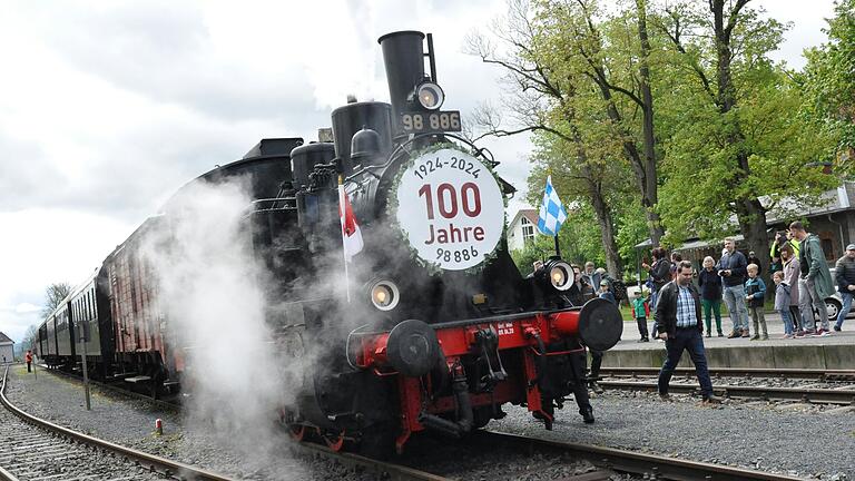 Die Dampflok 98 886 fährt in den Fladunger Bahnhof ein.