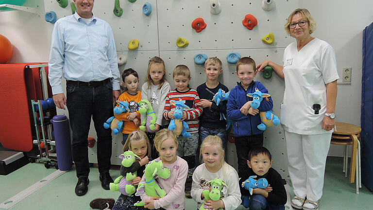 Krankenhausdirektor Karsten Eck und die Leiterin der Physiotherapie-Abteilung Brigitte Kuhn hießen die Vorschulkinder des Kindergartens St. Michael aus Estenfeld herzlich willkommen.