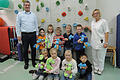 Krankenhausdirektor Karsten Eck und die Leiterin der Physiotherapie-Abteilung Brigitte Kuhn hießen die Vorschulkinder des Kindergartens St. Michael aus Estenfeld herzlich willkommen.