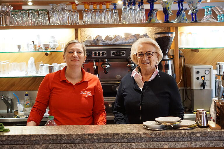 Zwei Generationen Eiscafé Venezia hinter der Theke: Barbara (links) und Noella Bordin.