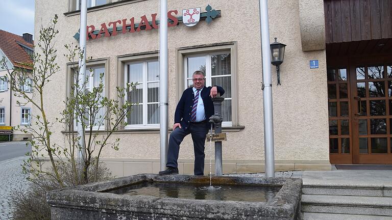 Friedolin Link vor seiner langjährigen Wirkungsstätte, dem Rathaus in Hausen. Am morgigen Sonntag, 14. April, wird der dienstälteste Bürgermeister im Landkreis 70.