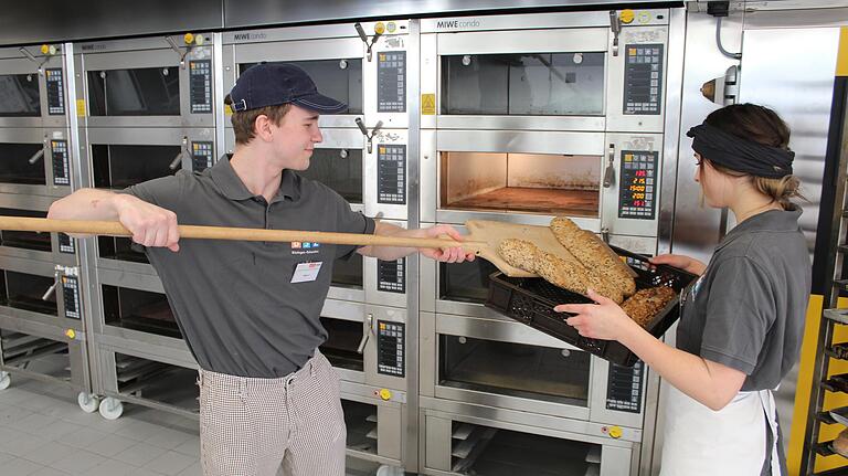 Bäcker-Lehrling Max Wimmer zieht sein Baguette aus dem Ofen. Das Rezept ist eine komplette Eigenkreation.