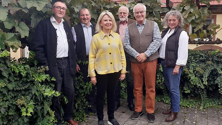 Stadtheimatpfleger Kitzingen Harald Knobling, Kreisheimatpfleger und Gastgeber Heinrich Stier, Landrätin Tamara Bischof, Reinhard Hüssner, Karl-Heinz Wolbert und Doris Paul.