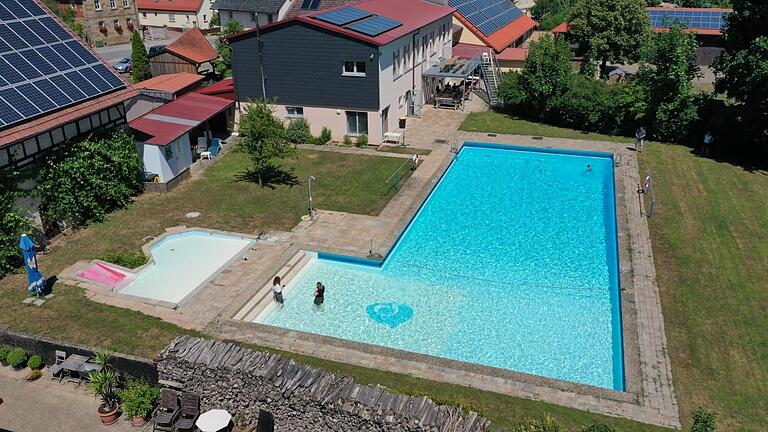 Der Schwimmbadverein Kraisdorf kümmert sich um das örtliche Freibad. Der Schwimmbadverein Kraisdorf kümmert sich um das örtliche Freibad.