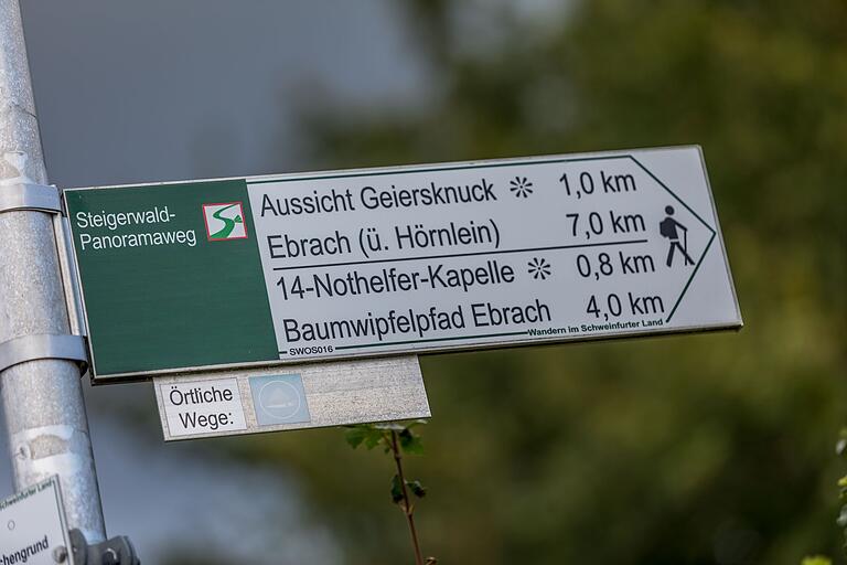 Wanderung: 'Rund ums Hörnle in Oberschwarzach' am 28.09.24. Schilder helfen bei der Orientierung. Wanderung: 'Rund ums Hörnle in Oberschwarzach' am 28.09.24. Schilder helfen bei der Orientierung.