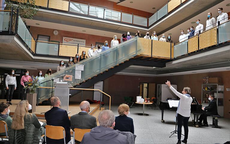 Für alle Gäste bestand auch Maskenpflicht am Sitzplatz, auch alle drei Chöre mussten mit Maske singen. Für alle Gäste bestand auch Maskenpflicht am Sitzplatz, auch alle drei Chöre mussten mit Maske singen.