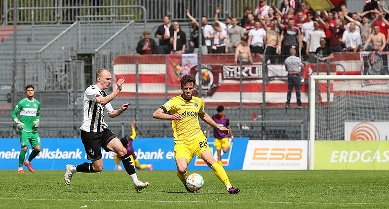 Würzburgs Abwehr-Organisator Daniel Hägele (rechts im Zweikampf mit Wacker-Angreifer&nbsp;Thomas Winklbauer) und die Kickers-Hintermannschaft blieben zum zweiten Mal in Folge ohne Gegentreffer.