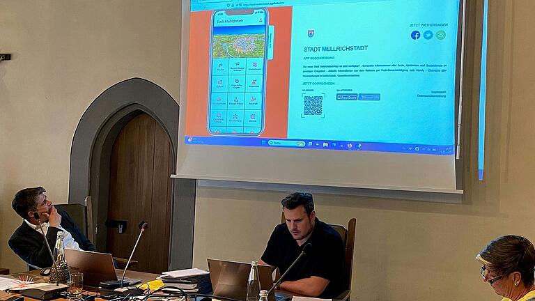 Thomas Finger, EDV-Beauftragter der Verwaltungsgemeinschaft, stellte in der Stadtratssitzung die neue Mellrichstadt-App vor.