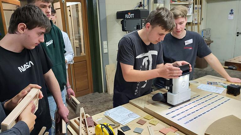 Schüler beim Herstellen von Werkstücken.