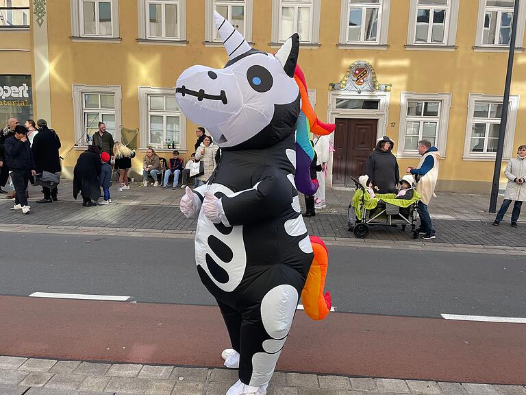 Als &quot;Skelett-Einhorn&quot; beschreibt Klaus aus Schweinfurt sein auffälliges Kostüm.
