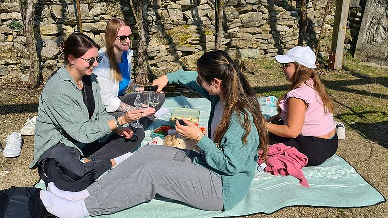 Zur Stärkung machen die vier Teilnehmerinnen zwischendurch ein Picknick. Das Essen hierfür haben sie selbst mitgebracht. Zur Stärkung machen die vier Teilnehmerinnen zwischendurch ein Picknick. Das Essen hierfür haben sie selbst mitgebracht.