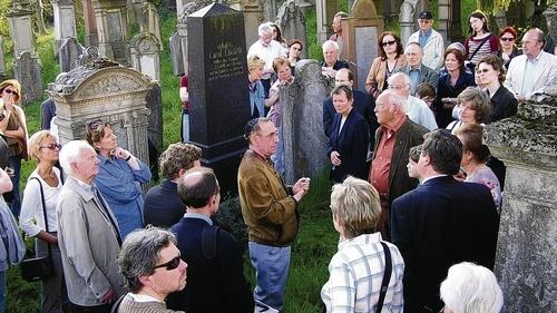 Die Dokumentation des jüdischen Friedhofs stellt für die Bürgervereinigung Heidingsfeld ein sehr wichtiges Projekt in den nächsten Jahren dar. Dafür erhält der Verein nun finanzielle Unterstützung von der Stadt. Das Foto zeigt Michael Schneeberger beim Erklären von Inschriften bei einer Führung im vergangenen Sommer.