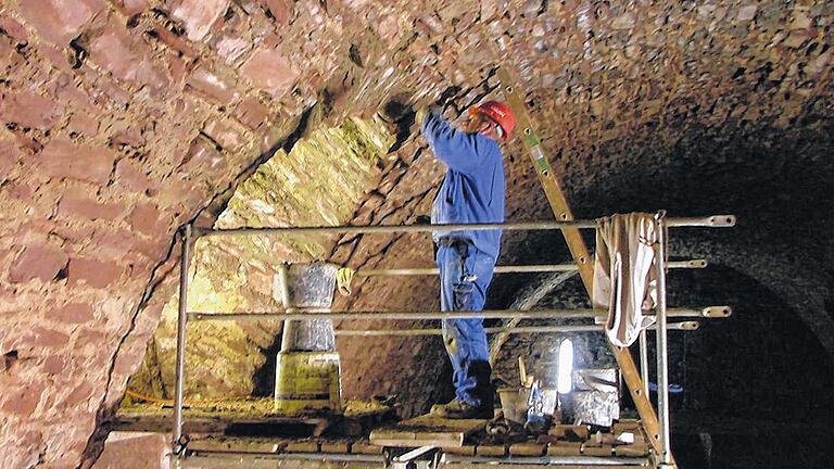Sanierung im Gewölbe der Ruine Schönrain - (bjk) Die Zeitlofser Baufirma Theo Hahn führt zurzeit wieder Sanierungsarbeiten an der Ruine Schönrain bei Hofstetten durch. Im Gewölbekeller verfugen Wolfgang Roth (im Bild) und zwei Kollegen seit zwei Wochen Schlitze im Buntsandstein-Gewölbe. Manche der Spalten sollen allerdings für Fledermäuse offen bleiben. Die Arbeiten werden noch etwa drei weitere Wochen dauern. Voriges Jahr verfugte die Baufirma bereits einen Giebel der Ruine. Die Arbeiter waren es auch, die nach dem vergangenen Wochenende entdeckten, dass Unbekannte das Eisentor am rückwärtigen Eingang zum Gewölbekeller der Klosterruine aufgesägt hatten. Gestohlen worden war aber nichts, sagen sie. Die schlechte Nachricht für Touristen: Die Baufirma darf sie nicht den großen Gewölbekeller besichtigen lassen. Sanierung im Gewölbe der Ruine Schönrain - (bjk) Die Zeitlofser Baufirma Theo Hahn führt zurzeit wieder Sanierungsarbeiten an der Ruine Schönrain bei Hofstetten durch. Im Gewölbekeller verfugen Wolfgang Roth (im Bild) und zwei Kollegen seit zwei Wochen Schlitze im Buntsandstein-Gewölbe. Manche der Spalten sollen allerdings für Fledermäuse offen bleiben. Die Arbeiten werden noch etwa drei weitere Wochen dauern. Voriges Jahr verfugte die Baufirma bereits einen Giebel der Ruine. Die Arbeiter waren es auch, die nach dem vergangenen Wochenende entdeckten, dass Unbekannte das Eisentor am rückwärtigen Eingang zum Gewölbekeller der Klosterruine aufgesägt hatten. Gestohlen worden war aber nichts, sagen sie. Die schlechte Nachricht für Touristen: Die Baufirma darf sie nicht den großen Gewölbekeller besichtigen lassen.