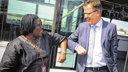 Neue Begrüßung auf Liberianisch: Bundesminister Gerd Müller wird am Flughafen in Monrovia mit dem sogenannten Ebola-Check begrüßt.