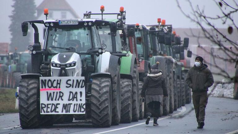 Landwirte blockieren am 6. Dezember die Einfahrt zum Aldi-Zentrallager in Helmstadt.