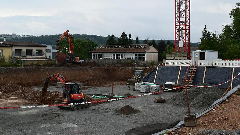 Blick in die Baugrube für den Neubau von Wohnungen, Büros und einer Tagespflege in der Hauptstraße von Brendlorenzen.