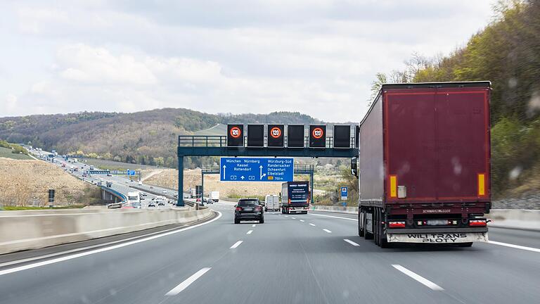 Wo gibt es auf Autobahnen - hier die A3 bei Würzburg - in Unterfranken Strecken ohne Geschwindigkeitsbegrenzung?