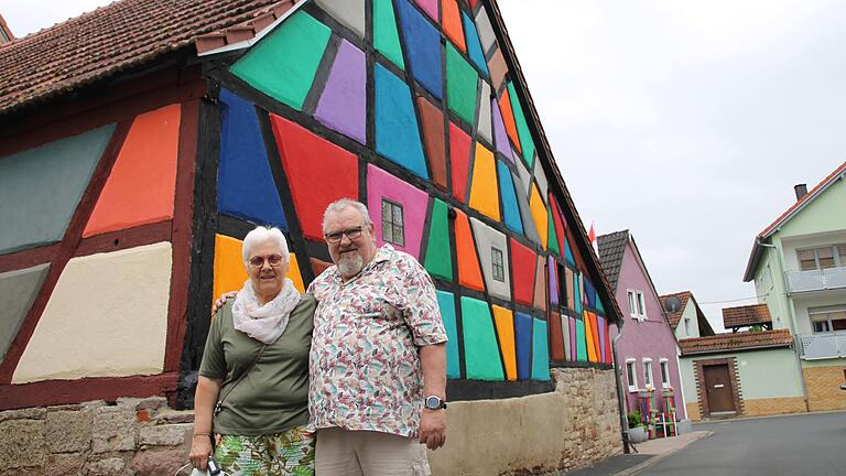 Monika und Walter Simon haben ihre Fachwerkscheune in Karsbach knallbunt angemalt.