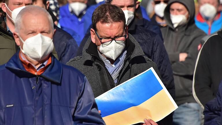 Friedensdemo in Schweinfurt für die Ukraine. Die Belegschaft von SKF sendete ein Zeichen an die Kollegen im Werk in Lutsk. Im Spätsommer schloss Oberbürgermeister Sebastian Remelé eine Solidaritäts-Partnerschaft.