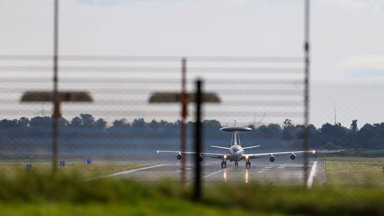 Zweithöchste Sicherheitsstufe an Nato-Flugplatz Geilenkirchen       -  Auf dem Stützpunkt sind Awacs-Aufklärungsflugzeuge stationiert - der Flugbetrieb ging trotz der erhöhten Sicherheitsstufe weiter.