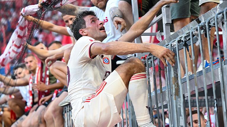 Bayern München - SC Freiburg       -  Thomas Müller steigt nach dem Bayern-Sieg auf den Zaun zu den Fans.