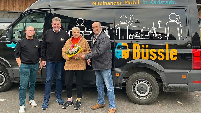 Mit einem Blumenstrauß wurde Edeltraud Irache-Estébanez als 1000. Fahrgast im 'Karschter Büssle' überrascht. Von links: Frank Bechold, Harald Schneider, Edeltraut Irache Estébanez und Walter Appel.