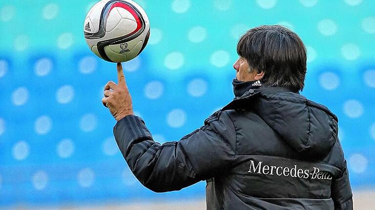 DFB Abschlusstraining - Fußball-Jongleur: Joachim Löw demonstriert filigrane Ballbehandlung. DFB Abschlusstraining - Fußball-Jongleur: Joachim Löw demonstriert filigrane Ballbehandlung.