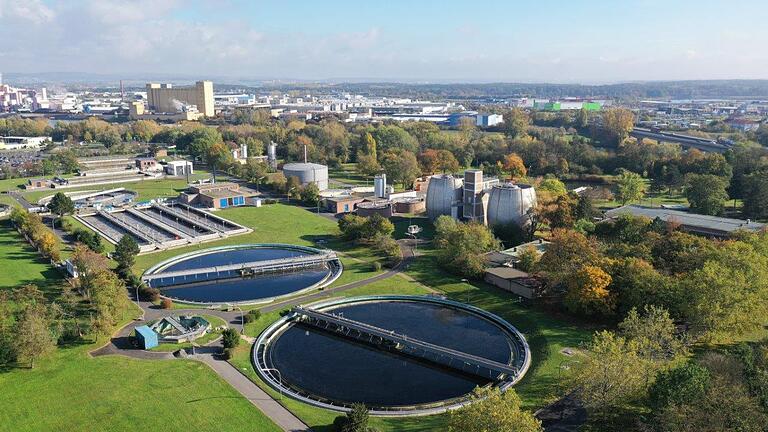 Die Kläranlage der Stadtentwässerung Schweinfurt in Oberndorf. Über das Belebungsbecken (rechteckiges Becken hinten im Bild) soll eine ganz spezielle Photovoltaikanlage gebaut werden. Die Kläranlage der Stadtentwässerung Schweinfurt in Oberndorf. Über das Belebungsbecken (rechteckiges Becken hinten im Bild) soll eine ganz spezielle Photovoltaikanlage gebaut werden.