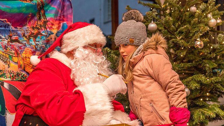 Weihnachtsmarkt Sommerhausen       -  Zahlreiche Menschen besuchen am 03.12.22 den Weihnachtsmarkt im historischen Zentrum in Sommerhausen.