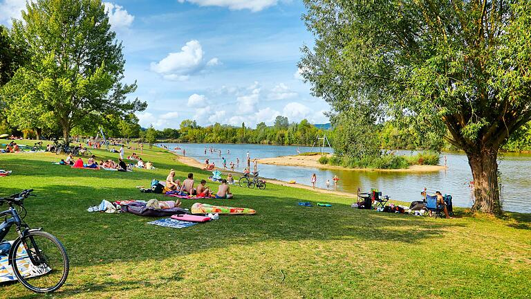 Ein kleiner Badesee, ein großer Badesee und dazu eine kleine Insel: Der Badesee Erlabrunn ist beliebt. Ein kleiner Badesee, ein großer Badesee und dazu eine kleine Insel: Der Badesee Erlabrunn ist beliebt. 