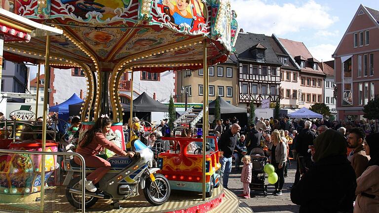 Interessante und bunte Marktstände, geöffnete Geschäfte und der Floh- und Trödelmarkt sind nur einige der Höhepunkte beim Karlstadter Oktobermarkt, der heuer am 20. Oktober stattfindet.