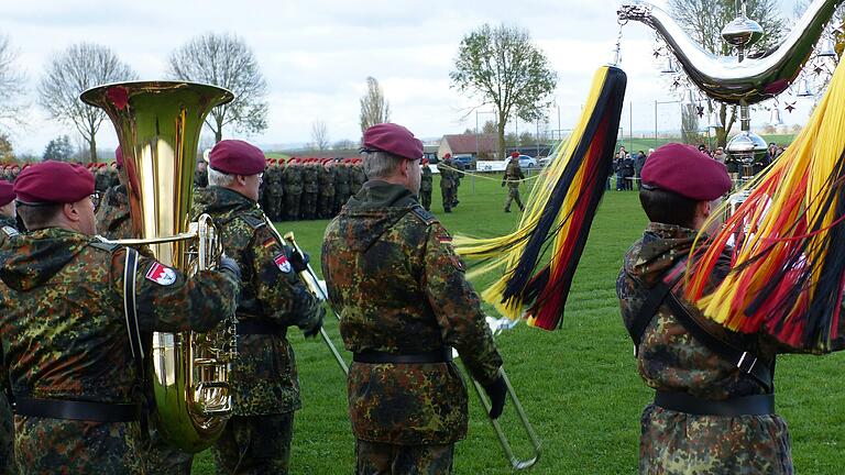 Ein 'gänsehautmachendes' Bild. Vor den in Reih und Glied angetretenen jungen Rekruten postiert sich mit schmissiger Marschmusik das Heeresmusikkorps