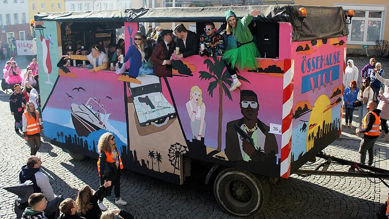'Össehause Vice' beim Faschingsumzug: Die Narren aus dem Mellrichstädter Stadtteil machten den Filmstars aus 'Miami Vice' Konkurrenz.