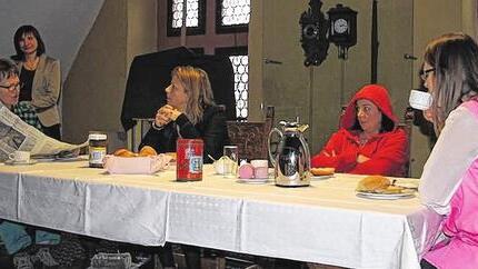 Sketch am Frühstückstisch: (von links) Rita Scheiner (Vater), Anja Baier (&bdquo;Nummerngirl&ldquo;), Ellen Berger-Thesen (Tochter), Heidi Pollin (Sohn) und Kerstin Amersbach (Mutter).