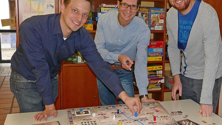 (Von links) Martin Bethäuser, Christoph Kraus und Fabian Schwab präsentieren den Prototypen ihres selbst erfundenen Brettspiels mit dem Titel „Die Händler vom Taubertal“. Es wird Anfang 2020 von Ravensburger produziert.