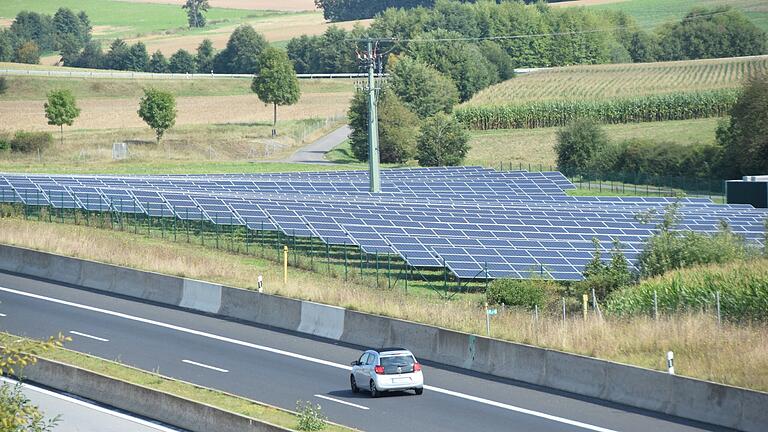 Auf insgesamt 133 Hektar: Rund um den Mellrichstädter Stadtteil Roßrieth und an der A 71 zwischen Sondheim/Grabfeld und Roßrieth wollen das Überlandwerk Rhön und die Energieallianz Bayern zwei große Freiflächen-Photovoltaikanlagen errichten.