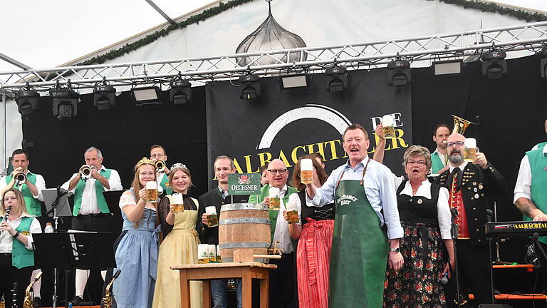 Mit einem Festzug und dem Bieranstich begann das 59. Ochsenfurter Bratwurstfest.