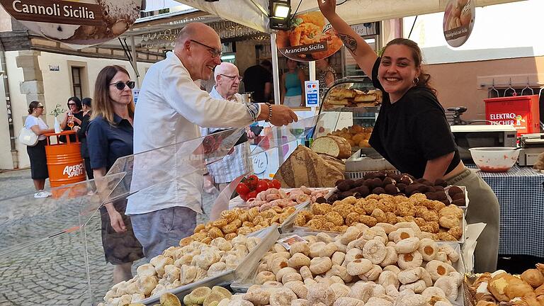 Gute Laune und viele süße Köstlichkeiten gibt es beider Festa Italica.       -  Gute Laune und viele süße Köstlichkeiten gibt es beider Festa Italica.