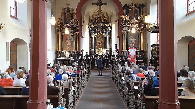 Der Helmstadter Chor ViaVicis unter Leitung von Hubert Hoche in der Veitshöchheimer Vituskirche.