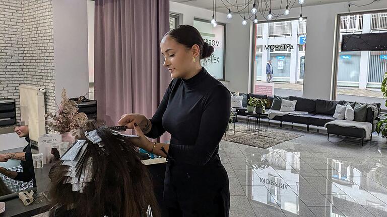 Frisörin Mona Schneider blondiert die Haare ihrer Kundin. Sie ist in diesem Jahr Kammersiegerin für Unterfranken geworden.