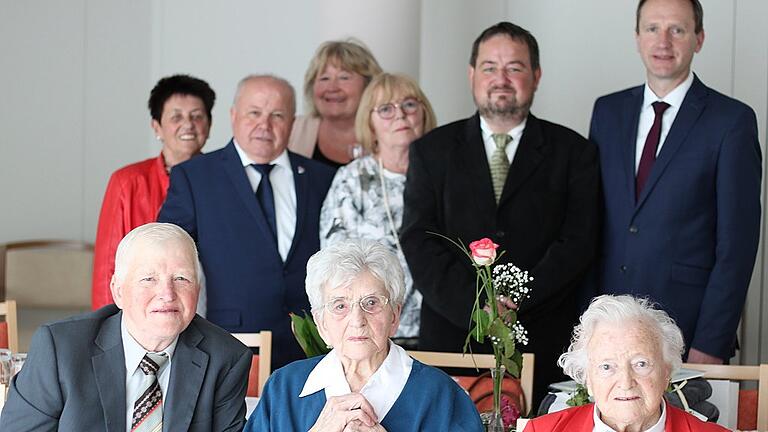 Viele Gratulanten waren gekommen, um Frieda Geissendoerfer (vorne, Mitte) zum 100. Geburtstag zu gratulieren. Neben Bruder Hermann (vorne, links) und Schwester Klothilde (vorne, rechts) gehörten zur Gratulantenschar (hinten, von links) die ehemalige FAG-Betriebsrätin Rosl Pflaum, Neubrunns Bürgermeister Karlheinz Kandler, Frieda Geissendoerfers Tochter Rita, Zeils dritte Bürgermeisterin Christl Pottler, Pfarrer Michael Erhart und stellvertretender Landrat Michael Ziegler.